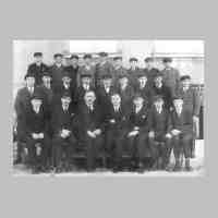 002-0002 Die Jung-Maennergruppe Asslacken. Dieses Foto wurde nach 1945 auf dem Hof Woelk-Schoel gefunden und gelangte 1948 in den Westen.jpg
